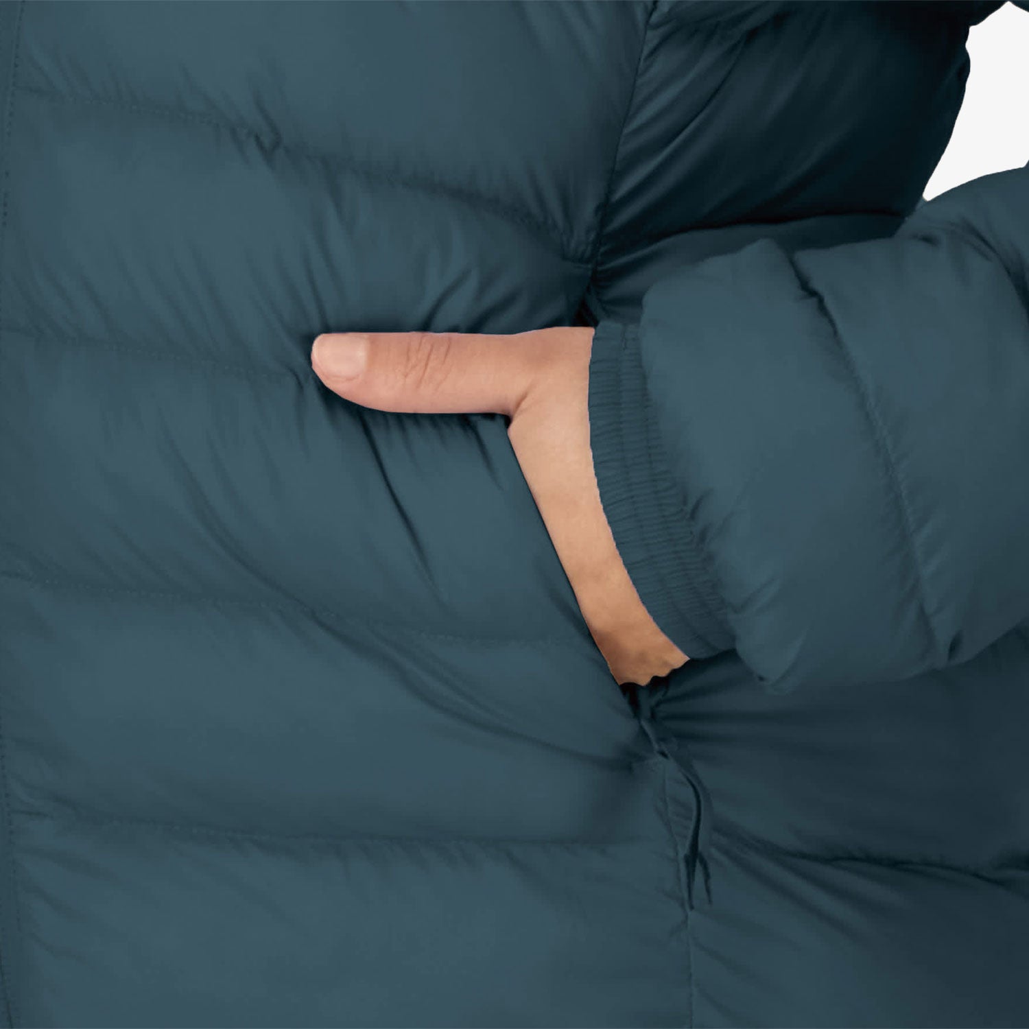 Wattierte Damen-Jacke mit Kaptze– leicht, stylisch & nachhaltig