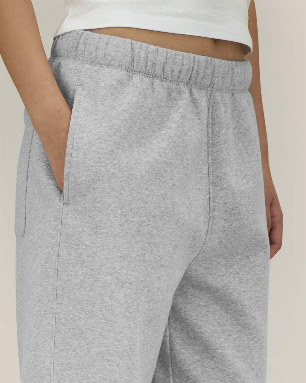 Detail: aufgesetzte Gesäßtaschen der Jogginghose in Heather Grey