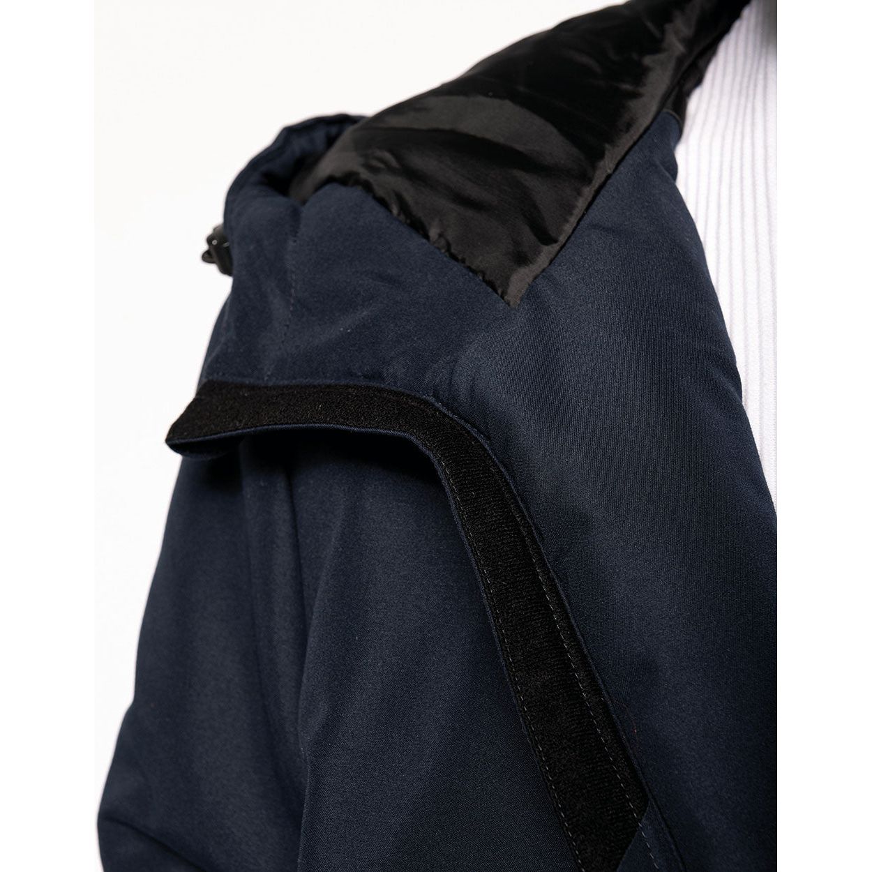 Model06Parker-Regenjacke-Unisex-Wasserabweisend-Winter-Herbst-Recyceltes-Polyester-UEbergangsjacke-Kapuze-Parka-Padded-Stepp-Nachhaltig-Susatinalble-Recycelt