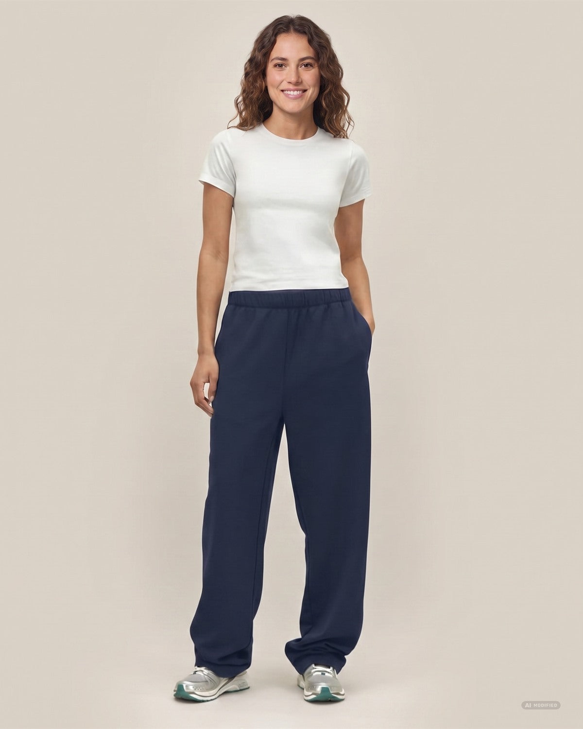 Straight Leg Unisex Jogginghose aus Bio-Baumwolle in Navy – Vorderansicht am Model