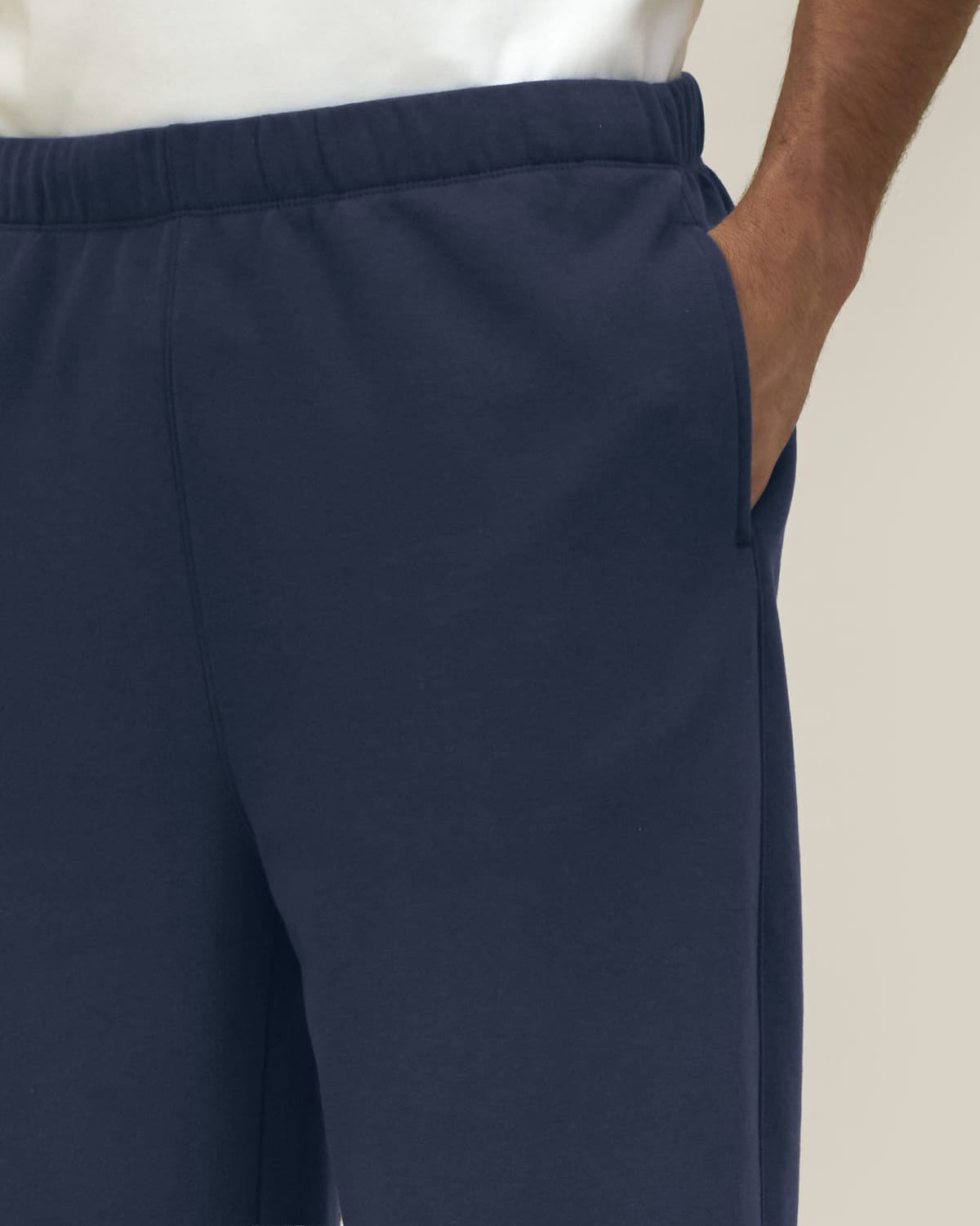 Detail: seitliche Eingrifftasche der Jogginghose in Navy