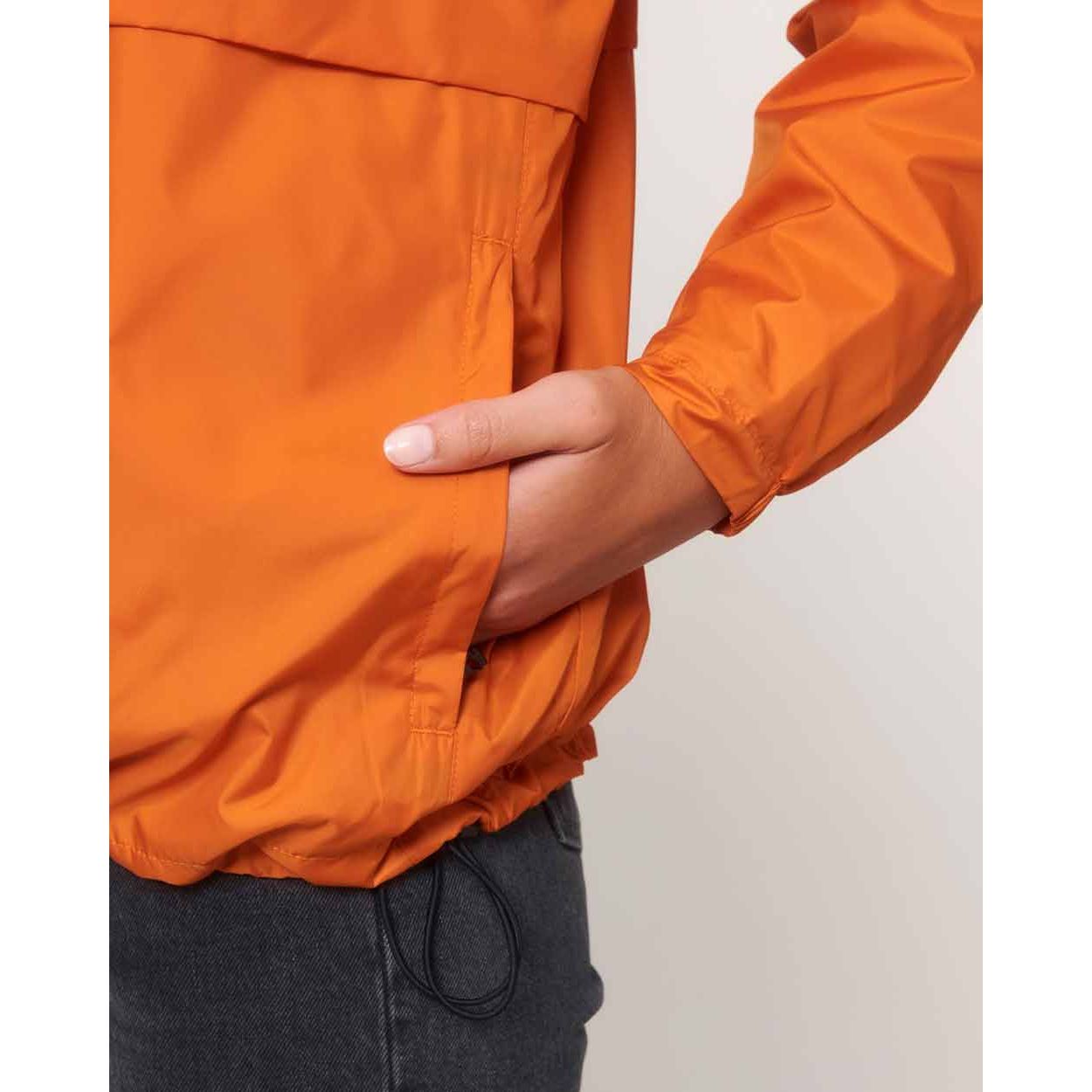nachhaltige-ueberzieh-regenjacke-recycelt-flame_orange_10