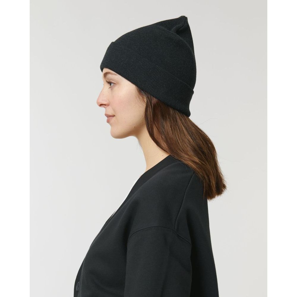 beanie-bio-baumwolle-recyeltes-pet_Rib-Beanie_Black_Studio_Front_Detail_5