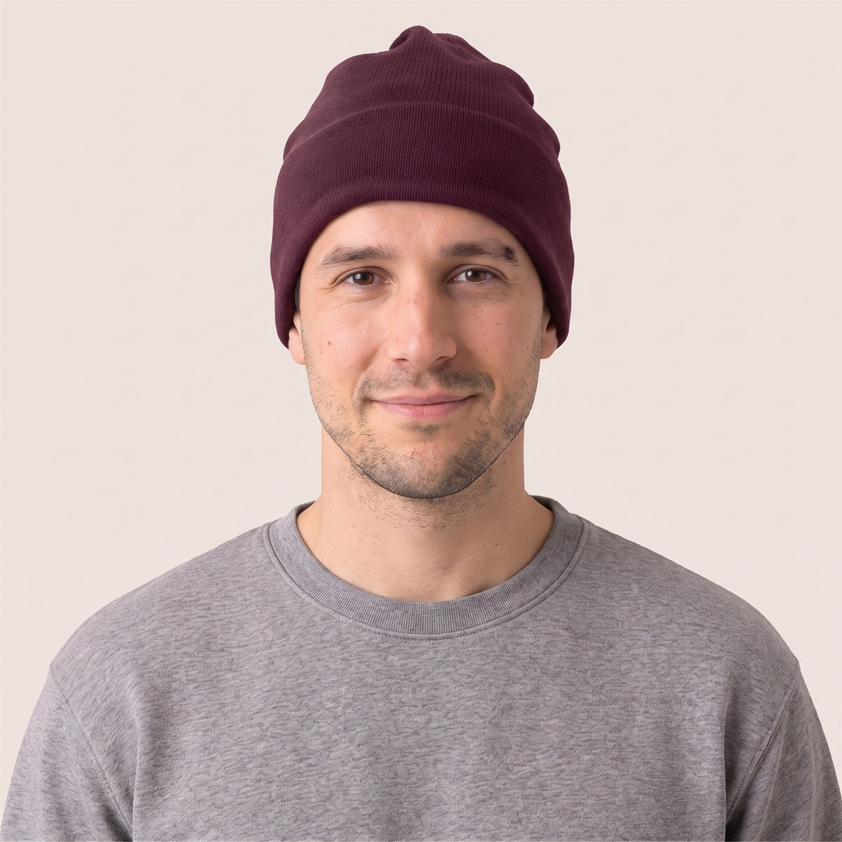 Unisex Beanie aus Bio-Baumwolle in Deep Plum – Vorderansicht am Mann (AI-modifiziert)
