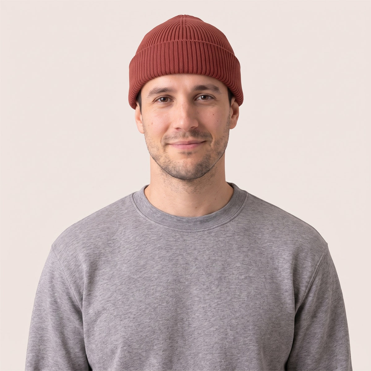 Unisex Docker Beanie im Rippstrick in Earthy Red – Vorderansicht am Mann (AI-modifiziert)