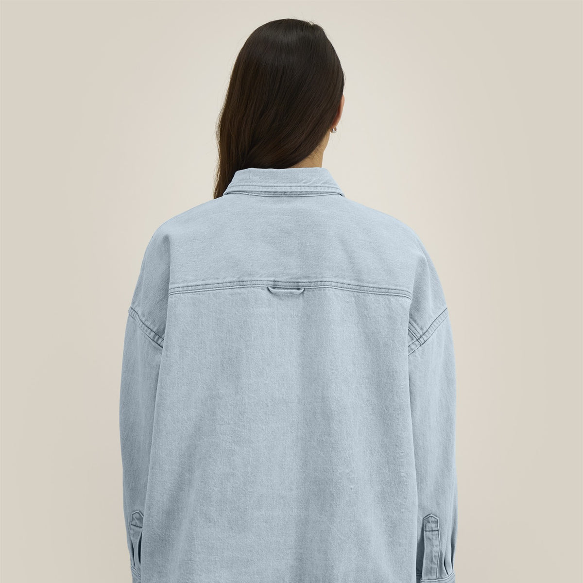 Damen Denim Overshirt Light Wash – Rückansicht mit Rückenpasse