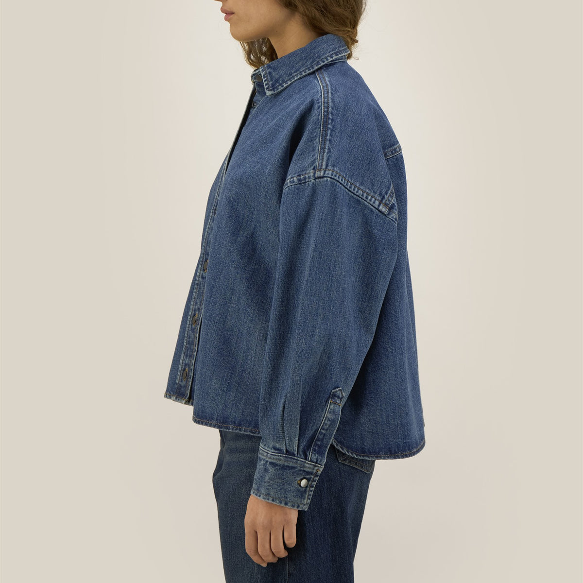 Damen Denim Overshirt Mid Wash – Seitenansicht