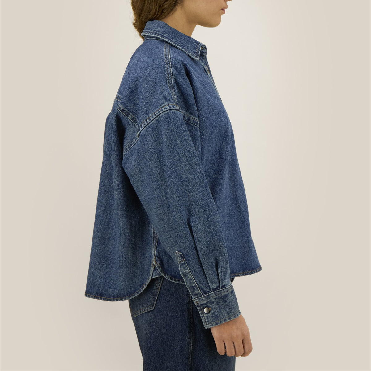 Damen Denim Overshirt Mid Wash – Seitenansicht rechts