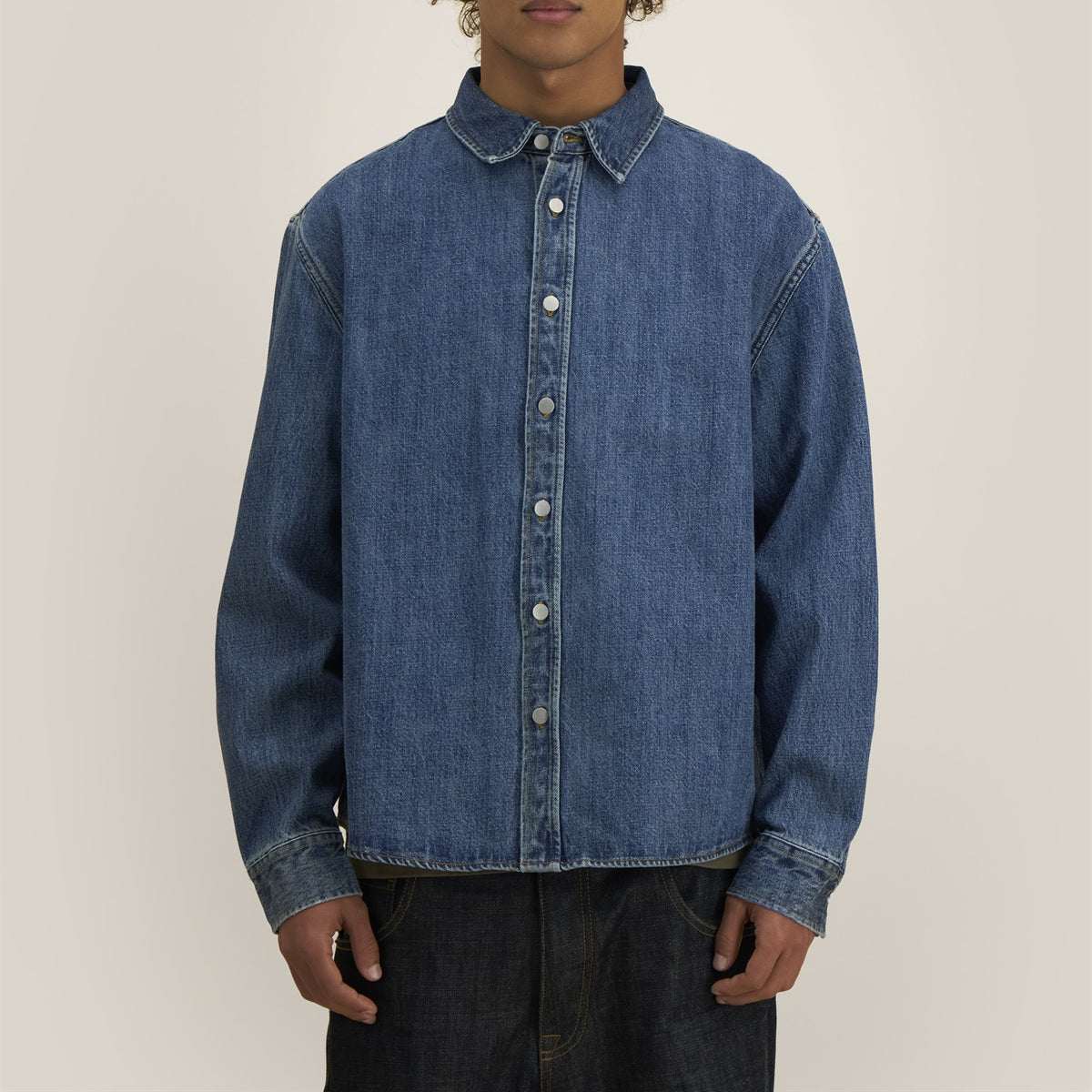 Denim Overshirt Mid Wash – Passform vorne