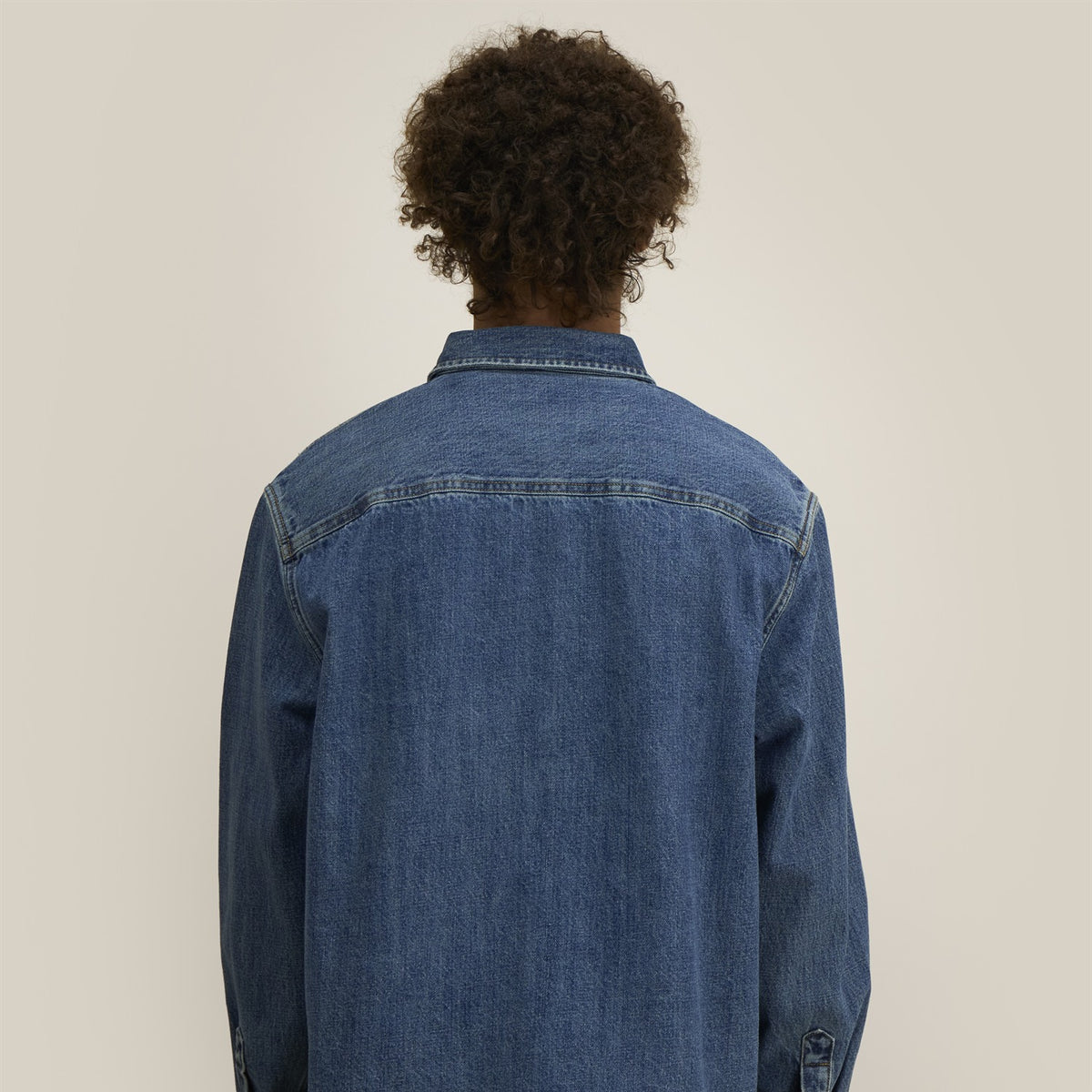 Denim Overshirt Mid Wash – Rückansicht mit Rückenpasse