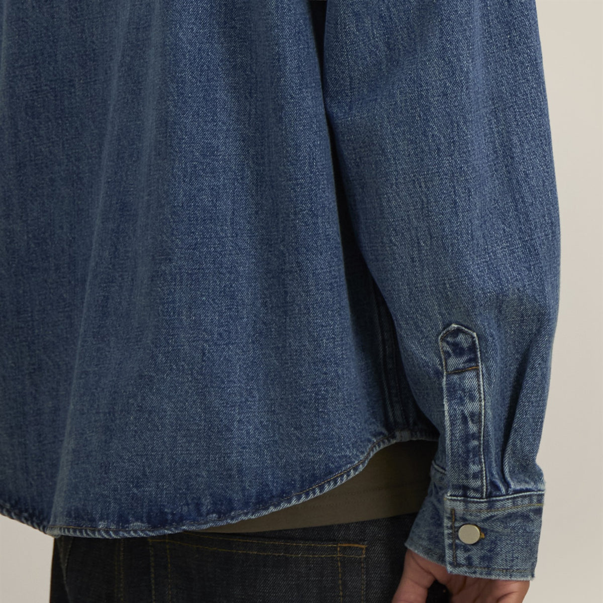 Detail: Manschette und gerader Saum des Denim Overshirts in Mid Wash