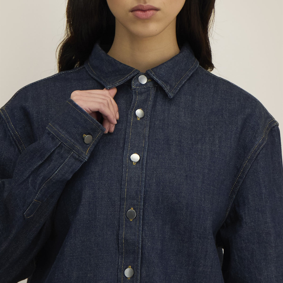 Detail: Metallknöpfe des Denim Overshirts in Rinse Wash