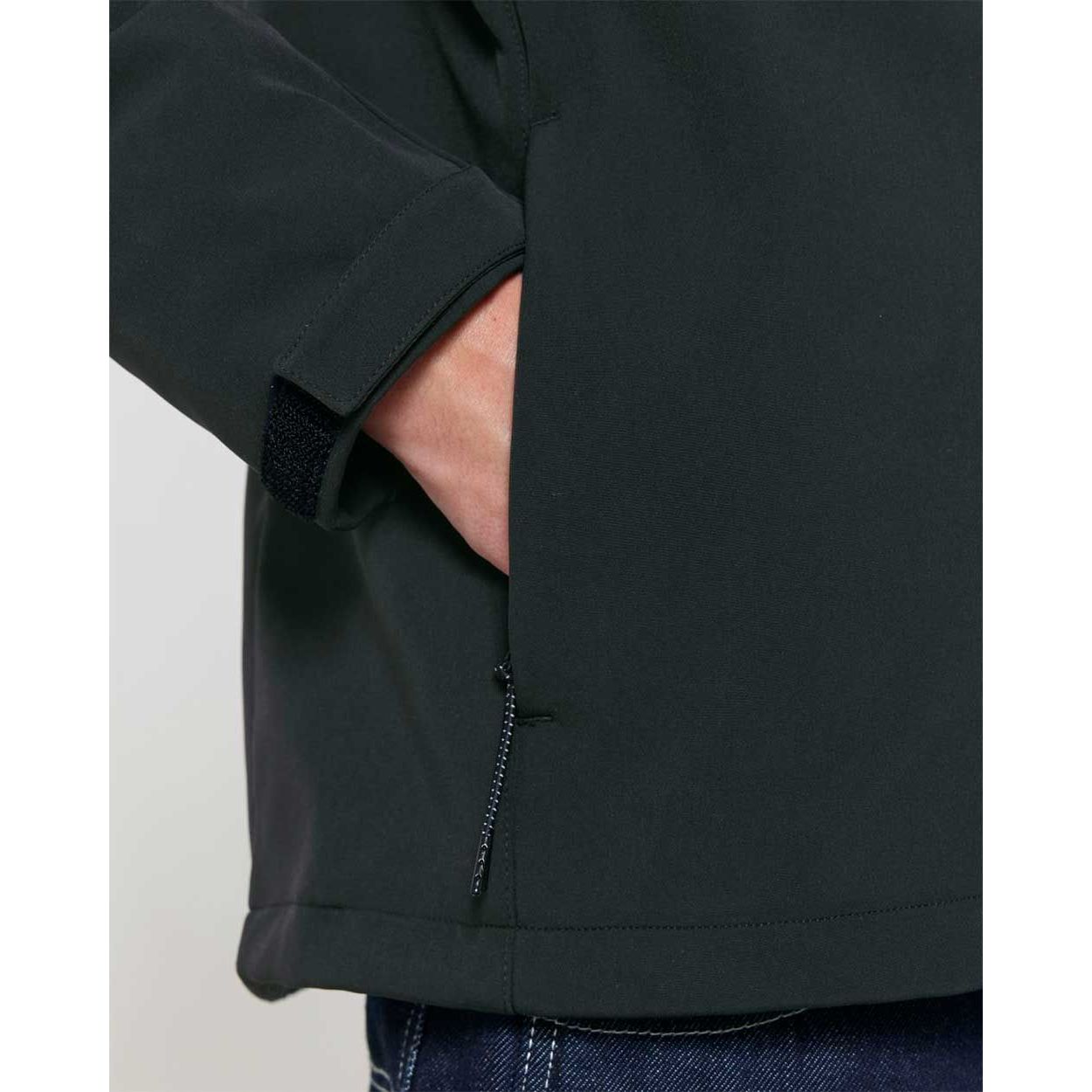 herren-softshell-kapuzenjacke-recycelt-black_09