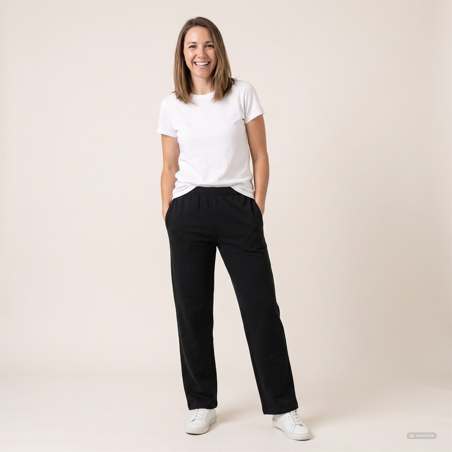 Straight Leg Unisex Jogginghose in Schwarz am Model, locker getragen