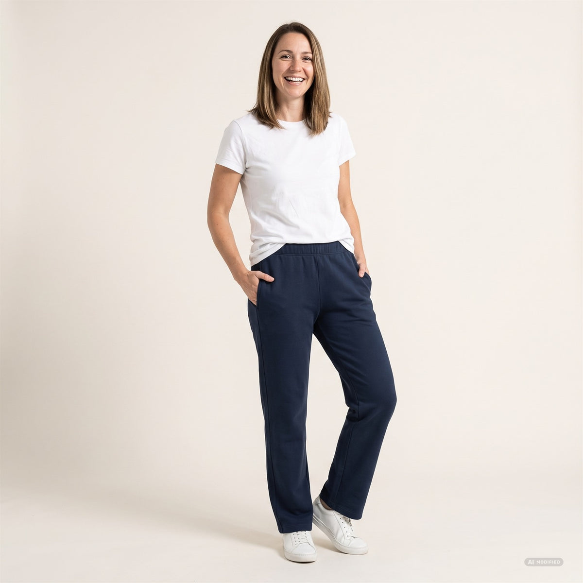 Straight Leg Unisex Jogginghose in Navy am Model, locker getragen
