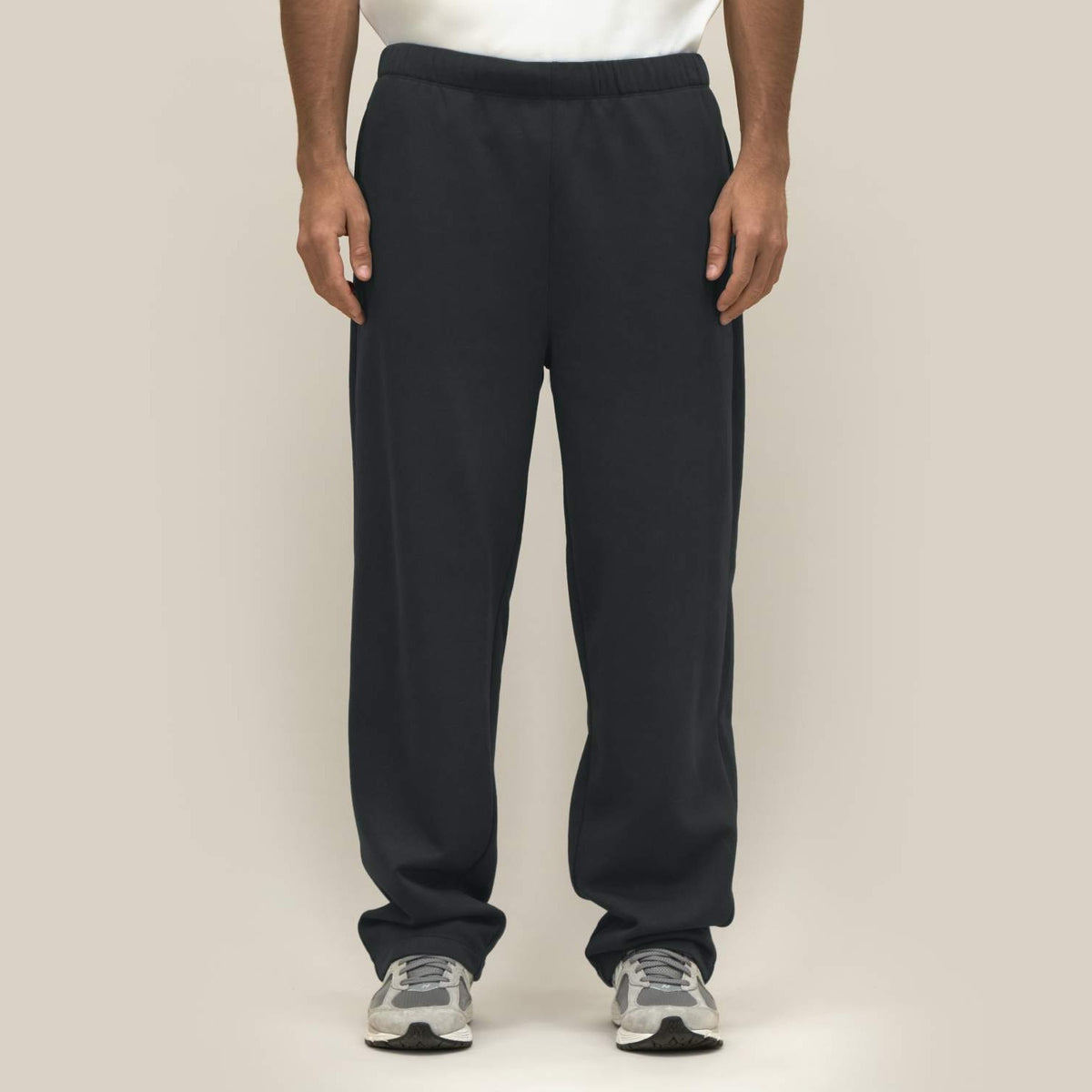 Unisex Jogginghose Schwarz – Vorderansicht, Relaxed Fit