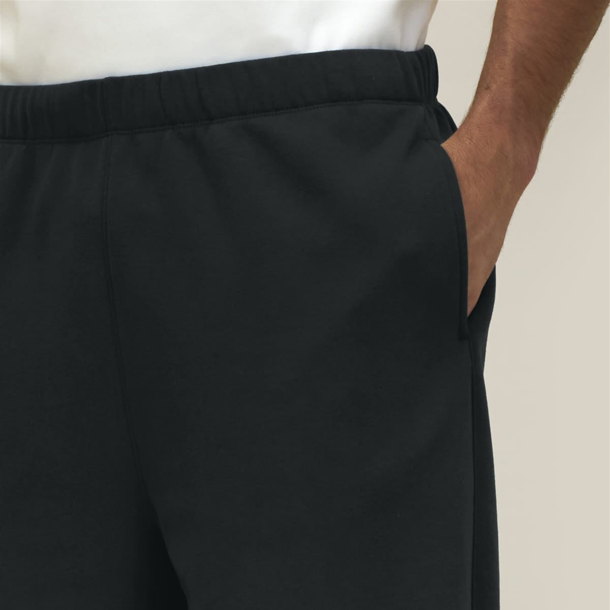 Detail: seitliche Eingrifftasche der Jogginghose in Schwarz