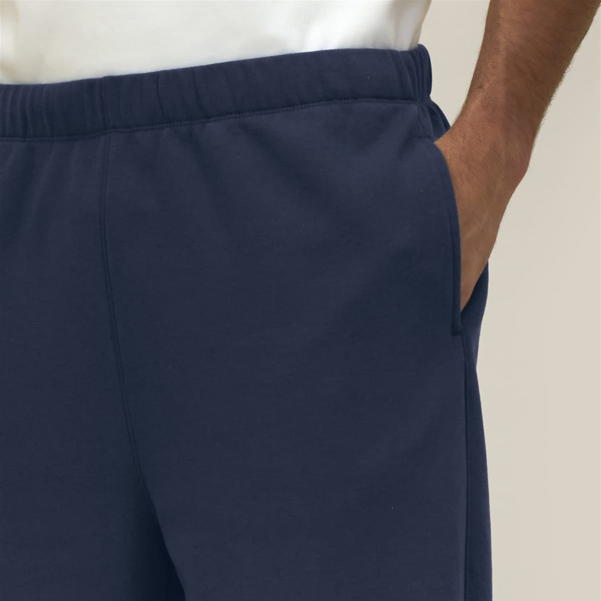 Detail: seitliche Eingrifftasche der Jogginghose in Navy