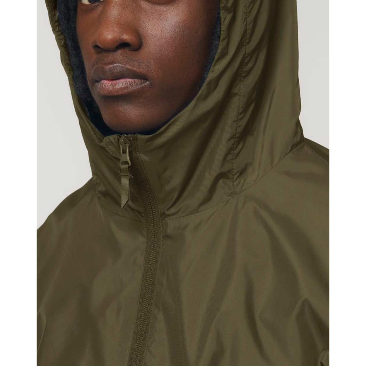 nachhaltige-regenjacke_recyceltes-pet_british_khaki_07