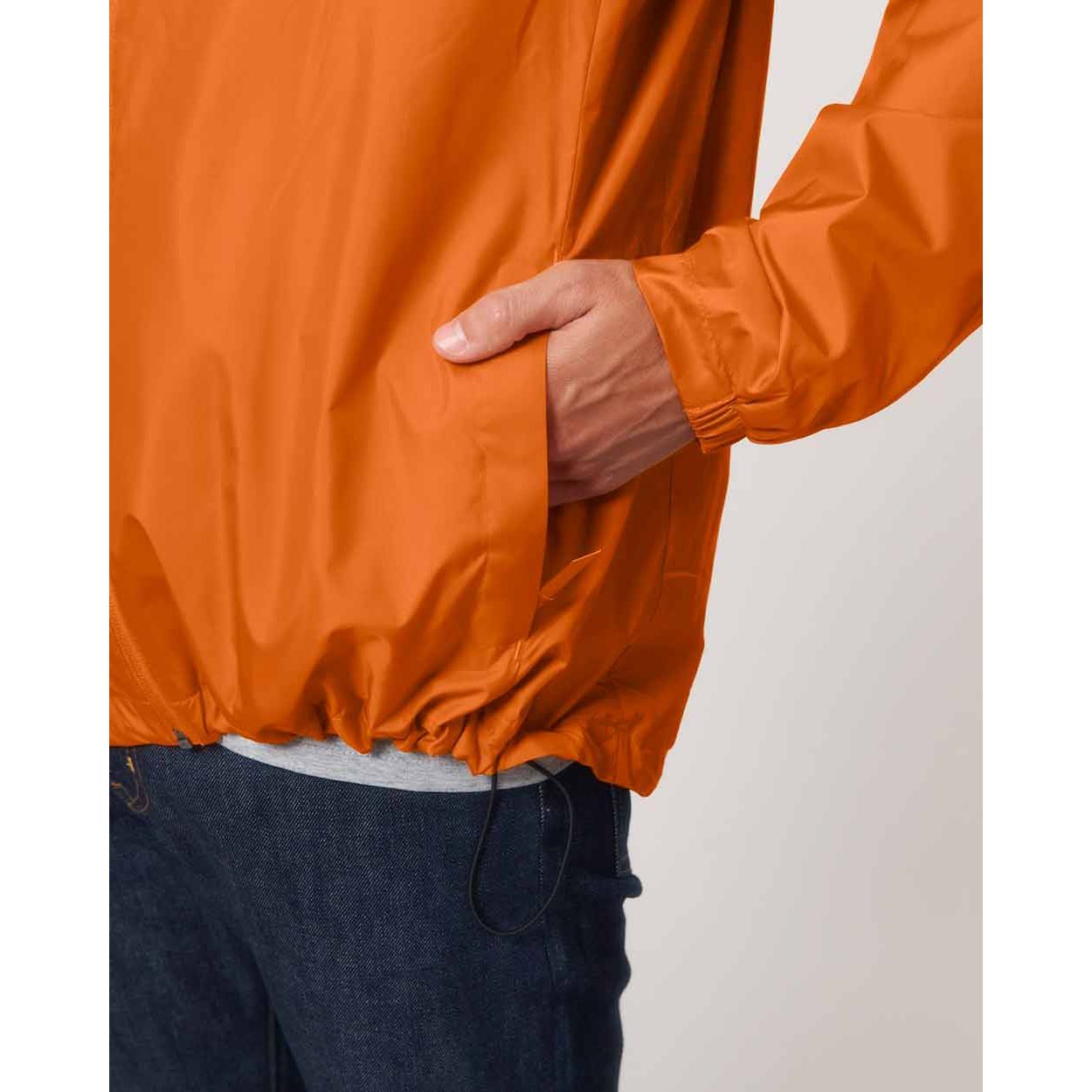 nachhaltige-regenjacke_recyceltes-pet_flame_orange_05