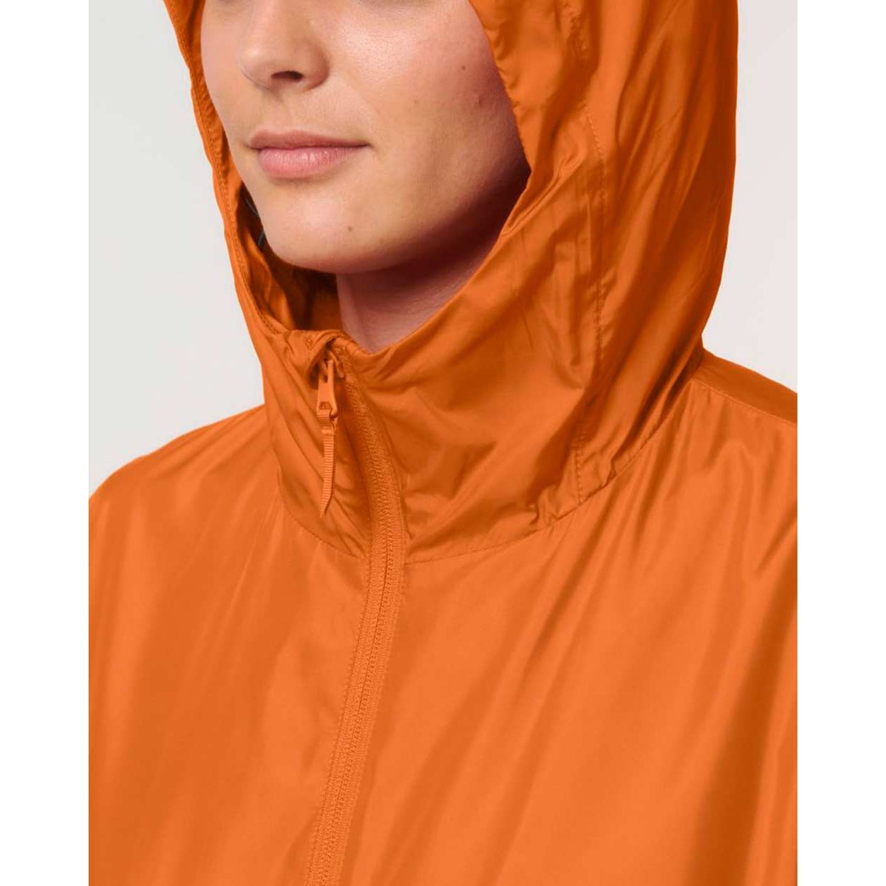nachhaltige-regenjacke_recyceltes-pet_flame_orange_07