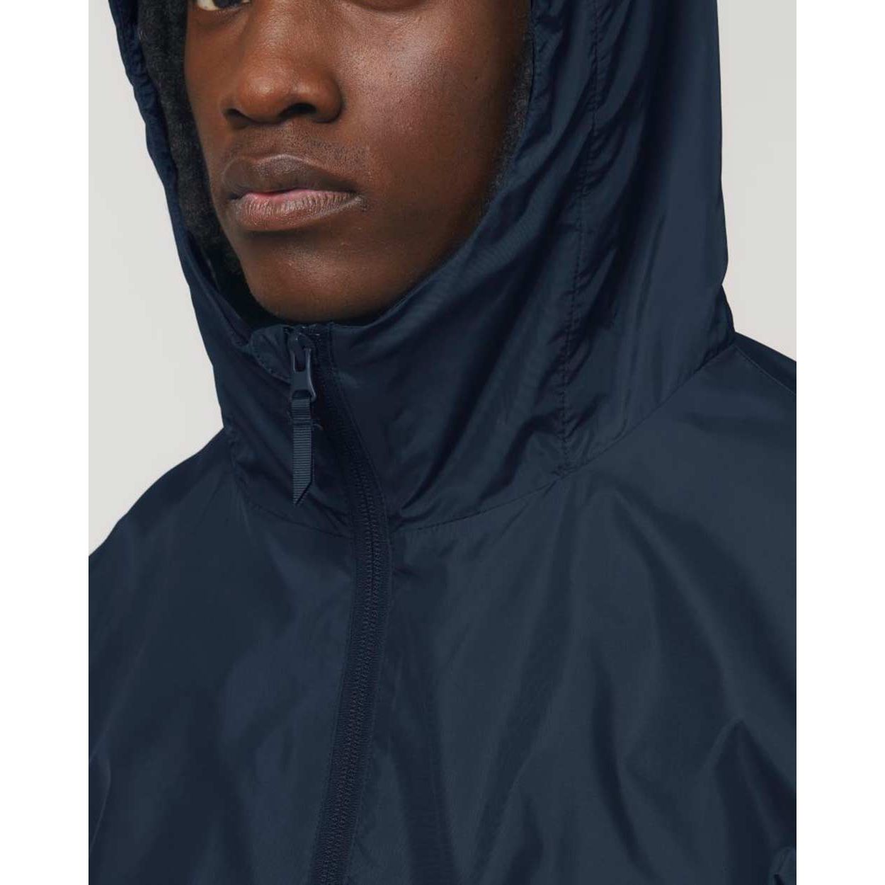 nachhaltige-regenjacke_recyceltes-pet_navy_05