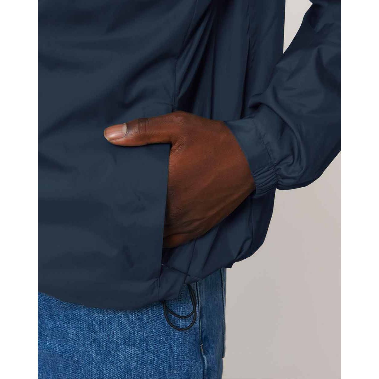 nachhaltige-regenjacke_recyceltes-pet_navy_06