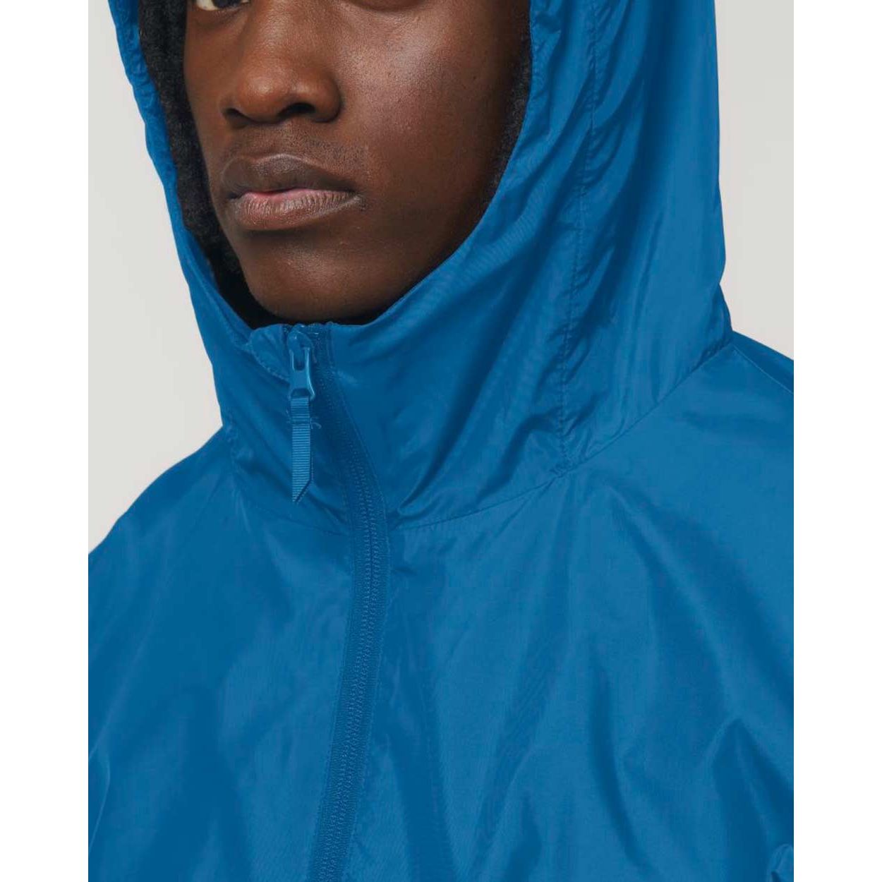 nachhaltige-regenjacke_recyceltes-pet_royal_blue_05