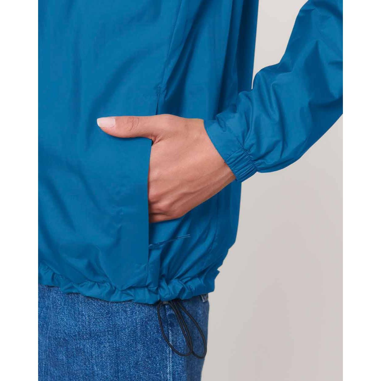 nachhaltige-regenjacke_recyceltes-pet_royal_blue_08