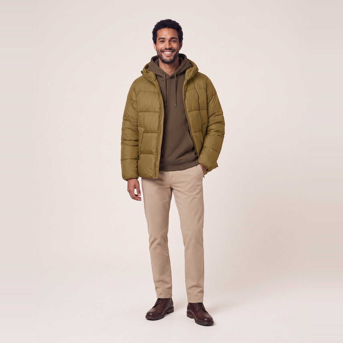 Unisex Pufferjacke mit Kapuze in Bronze – Vorderansicht am Model (AI-modifiziert)