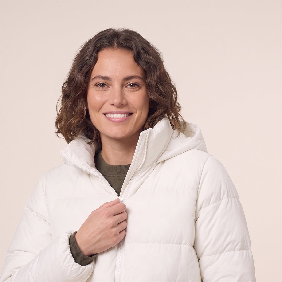 Pufferjacke Off White – Kragen im Detail (AI-modifiziert)