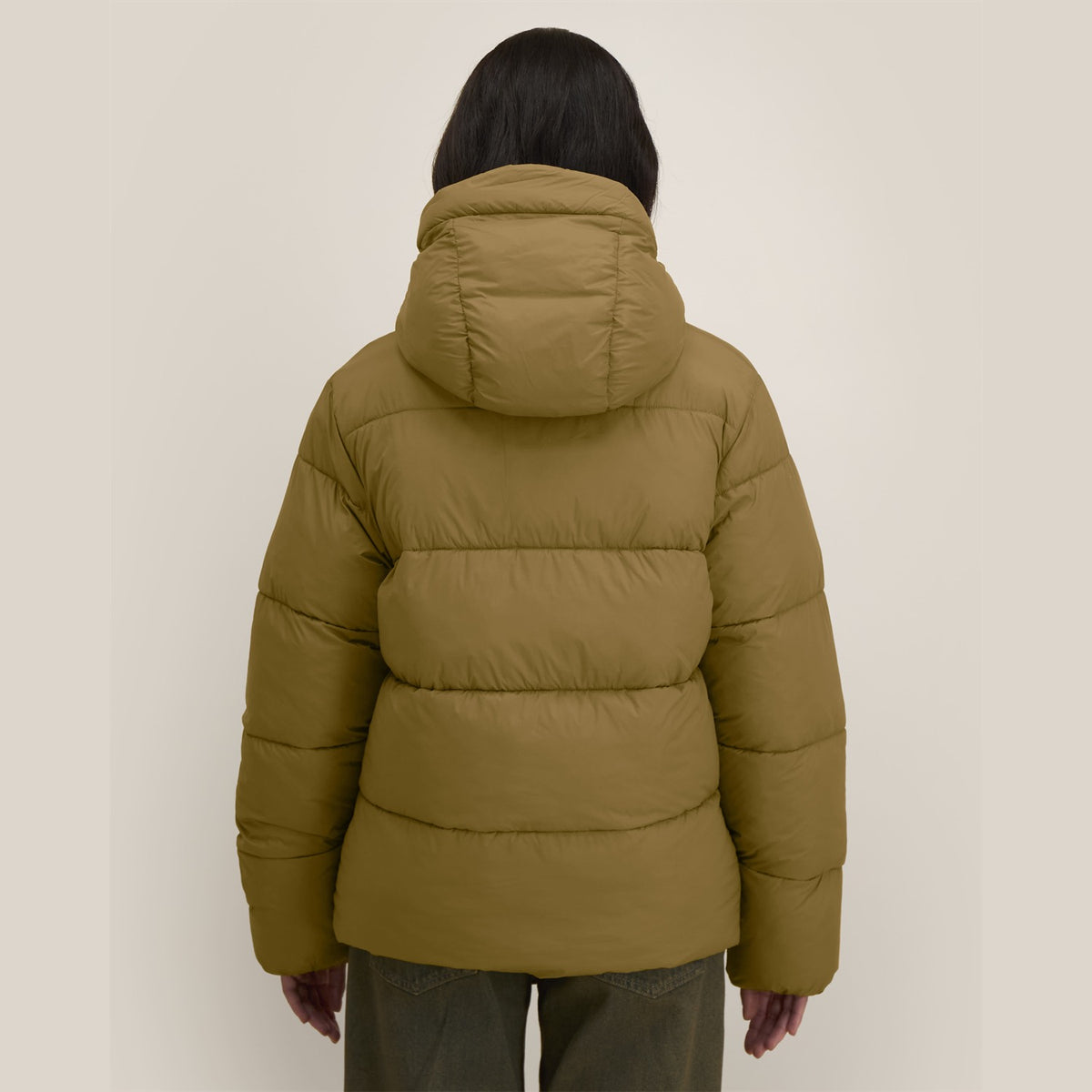 Unisex Pufferjacke Bronze – Rückansicht am Model