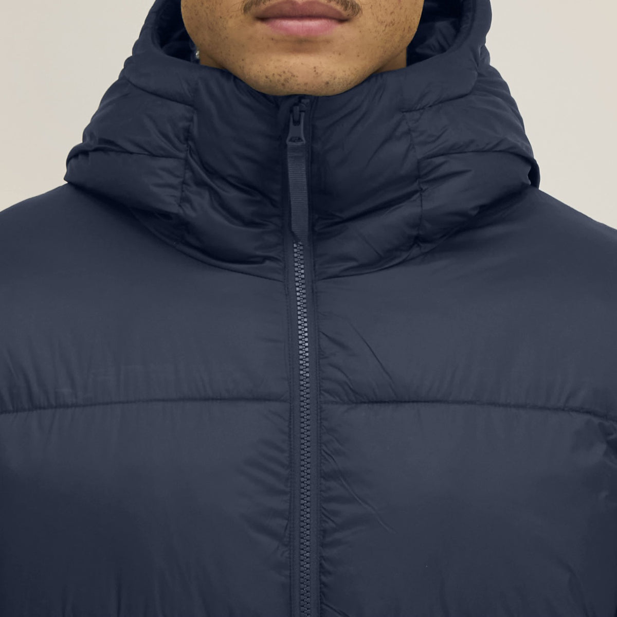 Detail: Kragen und Reißverschluss der Pufferjacke in Navy