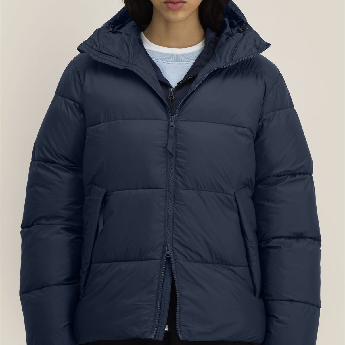Detail: Pufferjacke Navy offen getragen