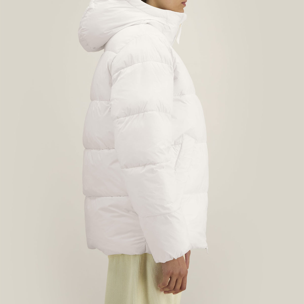Pufferjacke Off White – Seitenansicht Schulterpartie