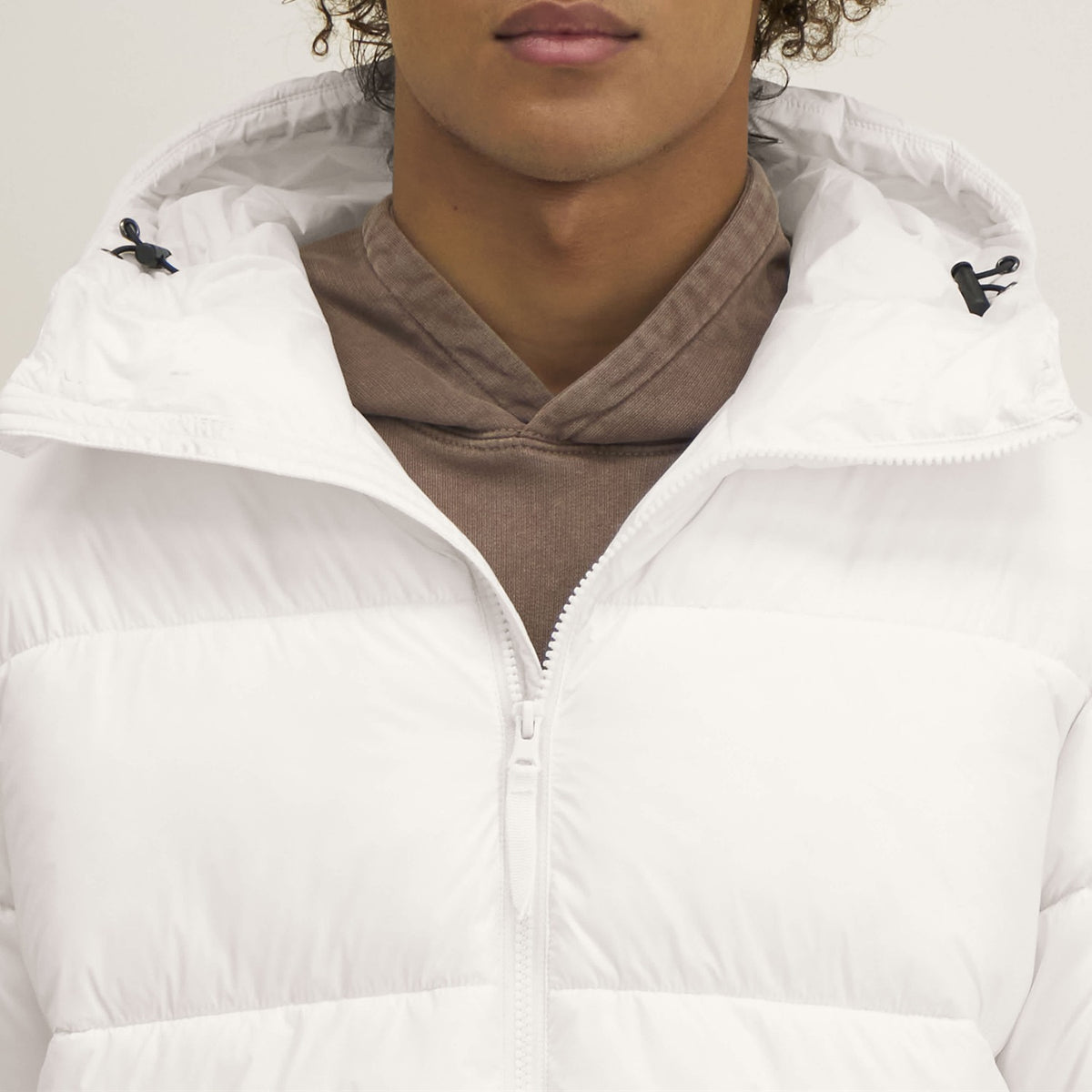 Detail: Kragen und Reißverschluss der Pufferjacke in Off White