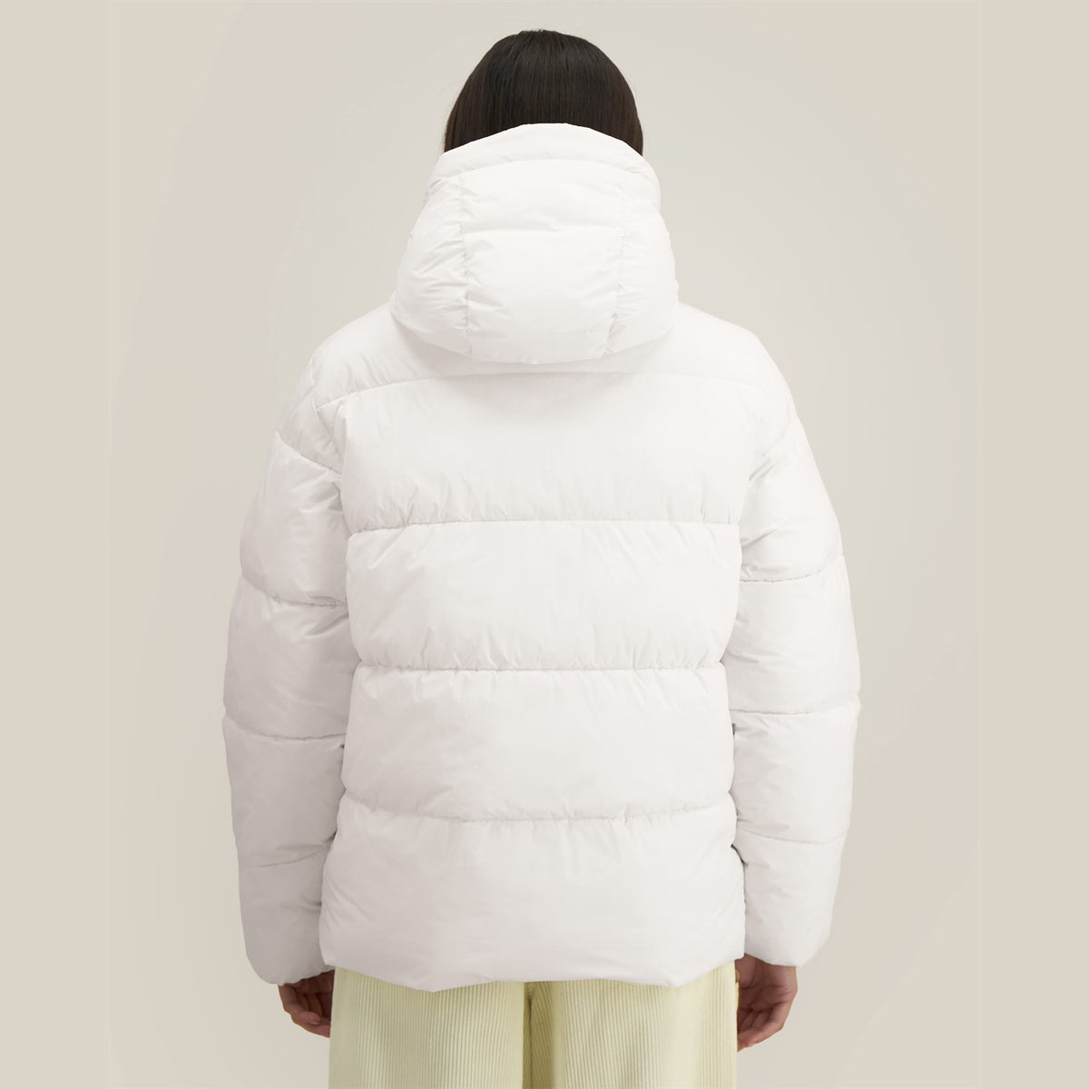 Unisex Pufferjacke Off White – Rückansicht am Model