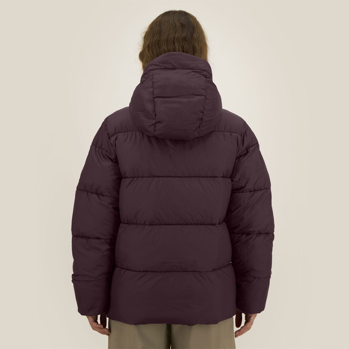 Unisex Pufferjacke Red Brown – Rückansicht am Model