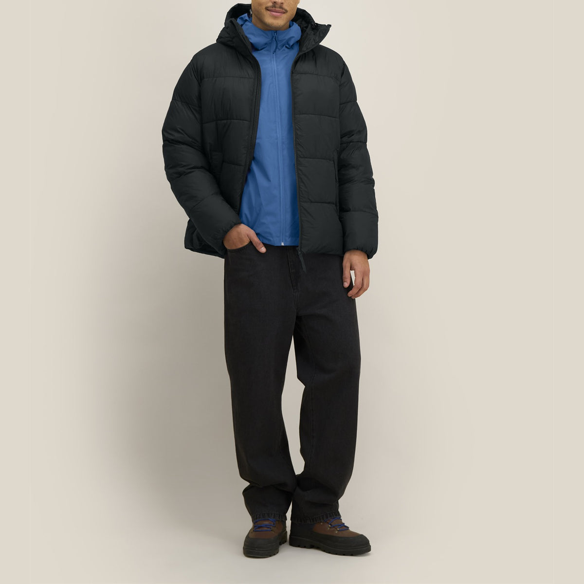 Unisex Pufferjacke mit Kapuze in Schwarz – Vorderansicht