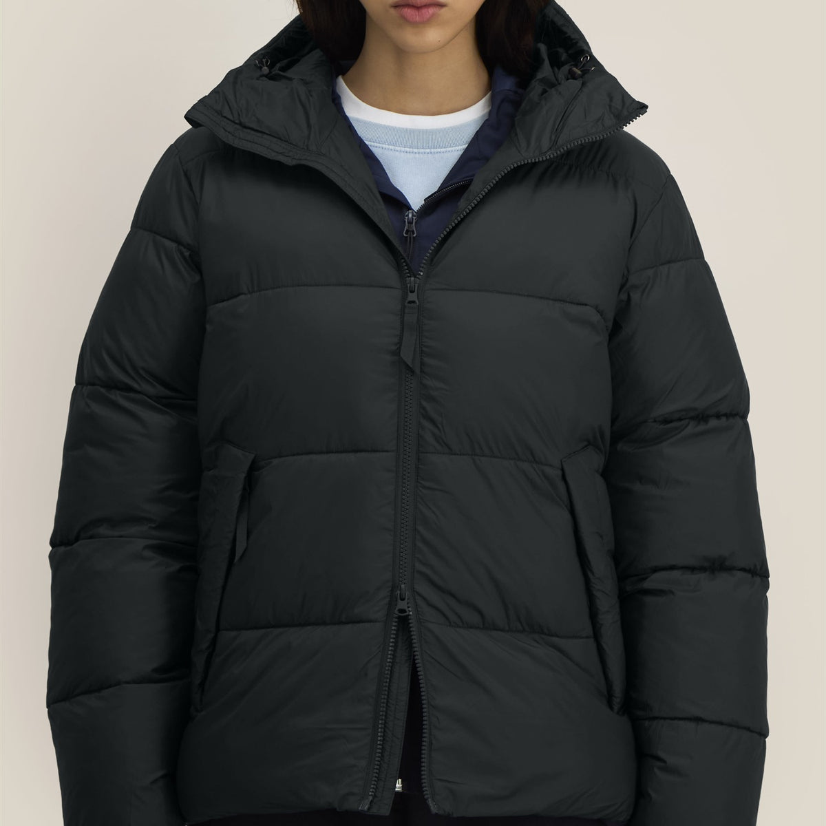 Detail: Pufferjacke Schwarz offen getragen