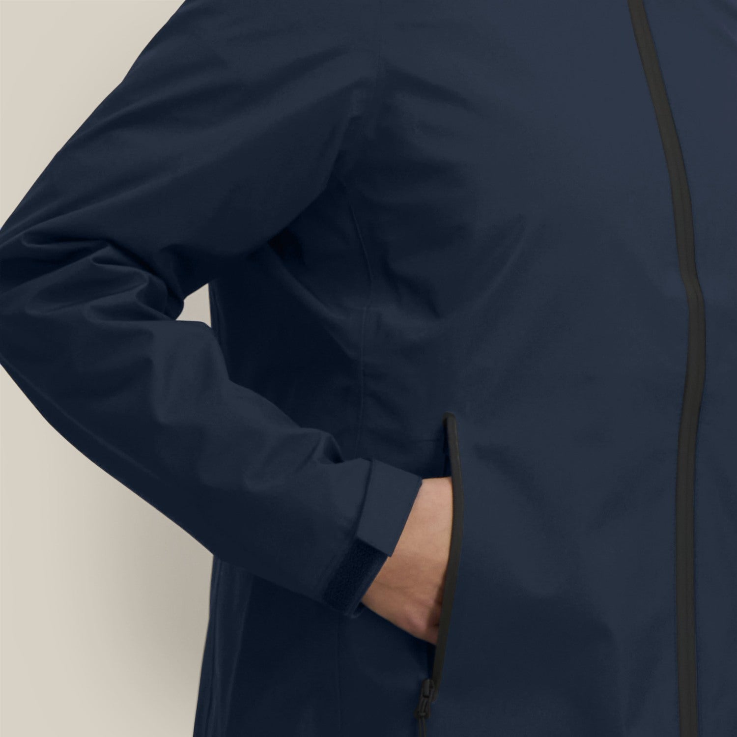 Damen Regenjacke Navy, Seitentasche im Detail