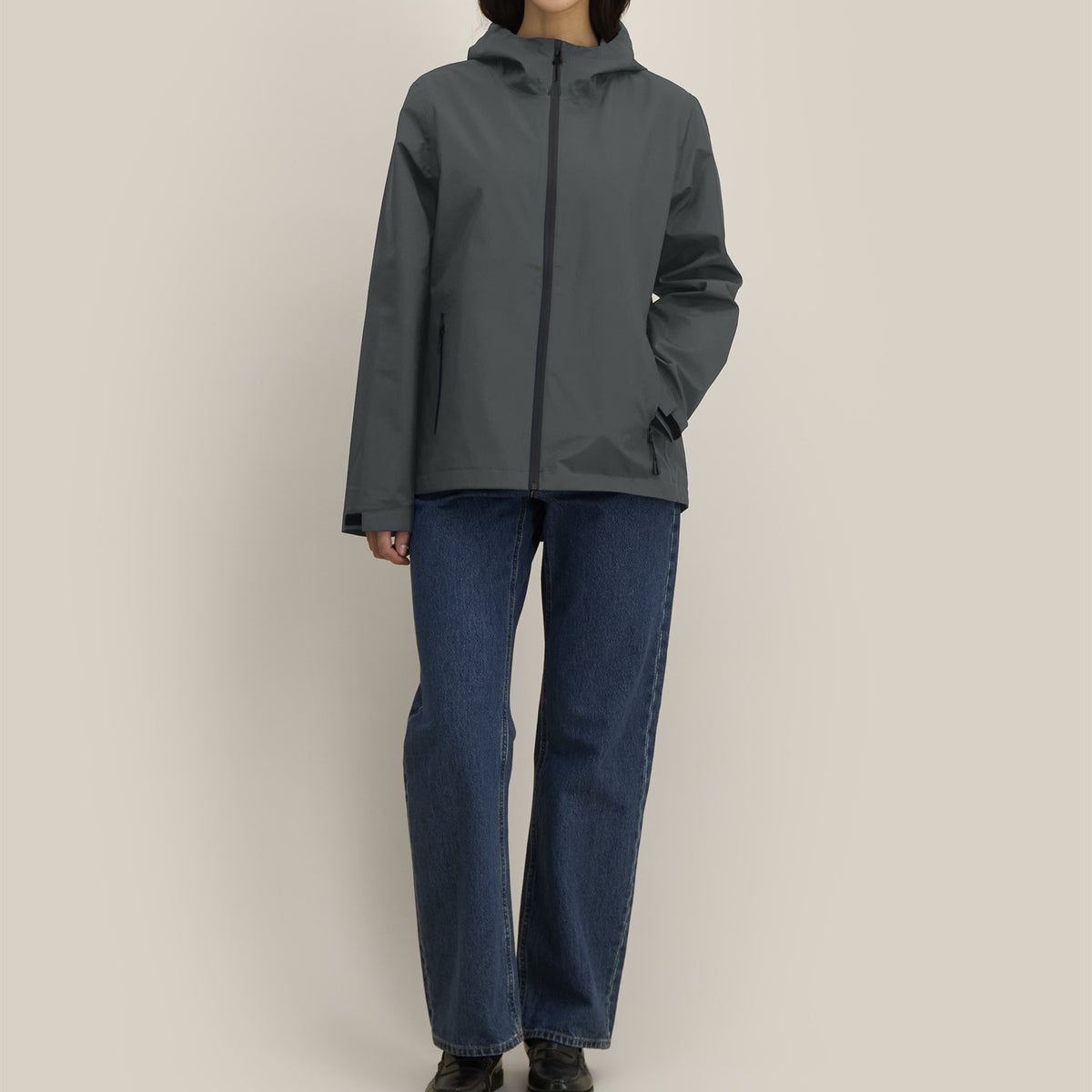 Wasserdichte Damen Regenjacke in Anthrazit, Ganzkörperansicht