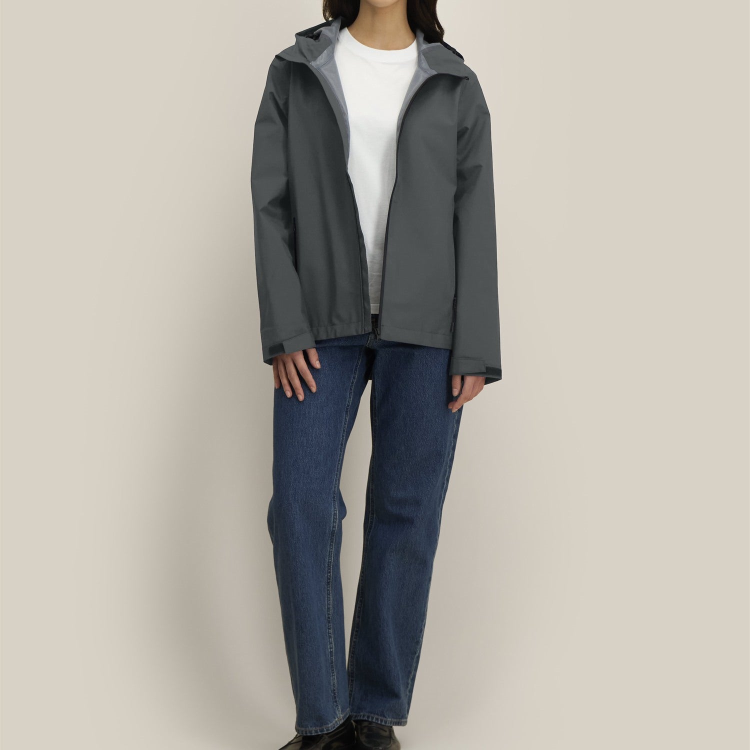 Damen Regenjacke Anthrazit, offen getragen