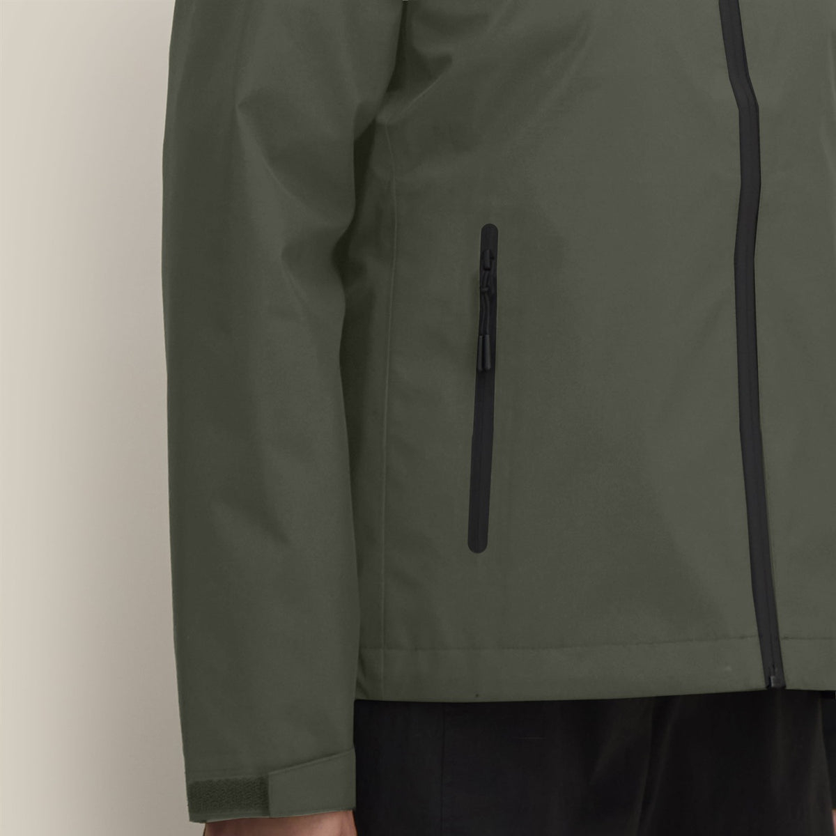 Damen Regenjacke Khaki, Brusttasche und verklebte Nähte