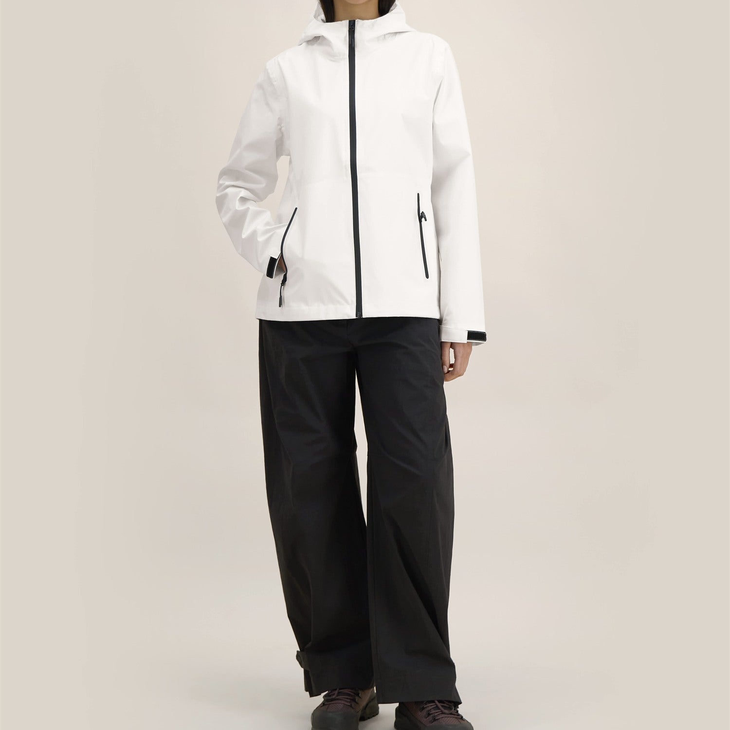 Wasserdichte Damen Regenjacke in Off White, Ganzkörperansicht