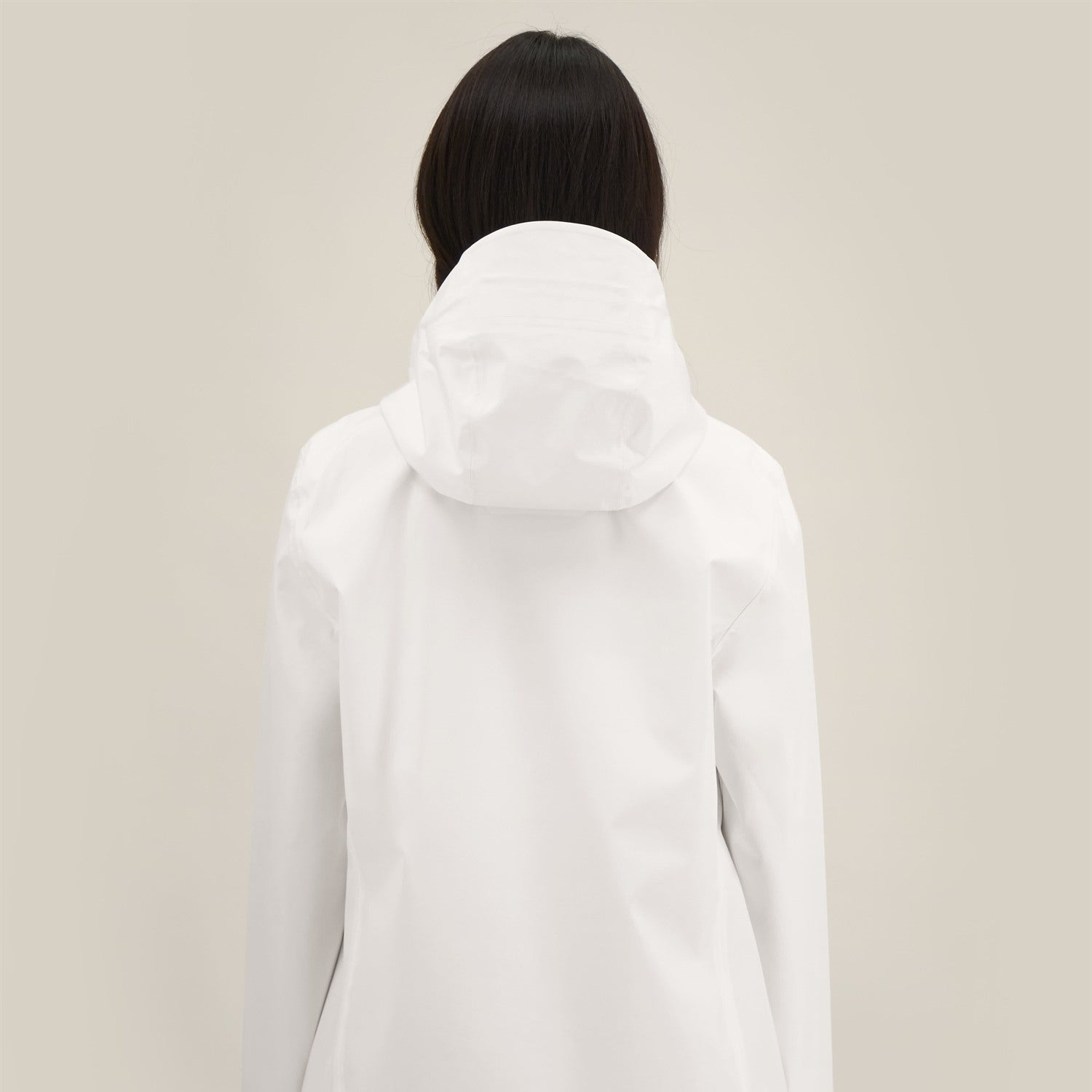 Damen Regenjacke Off White, Rückansicht mit längerem Rückenschnitt