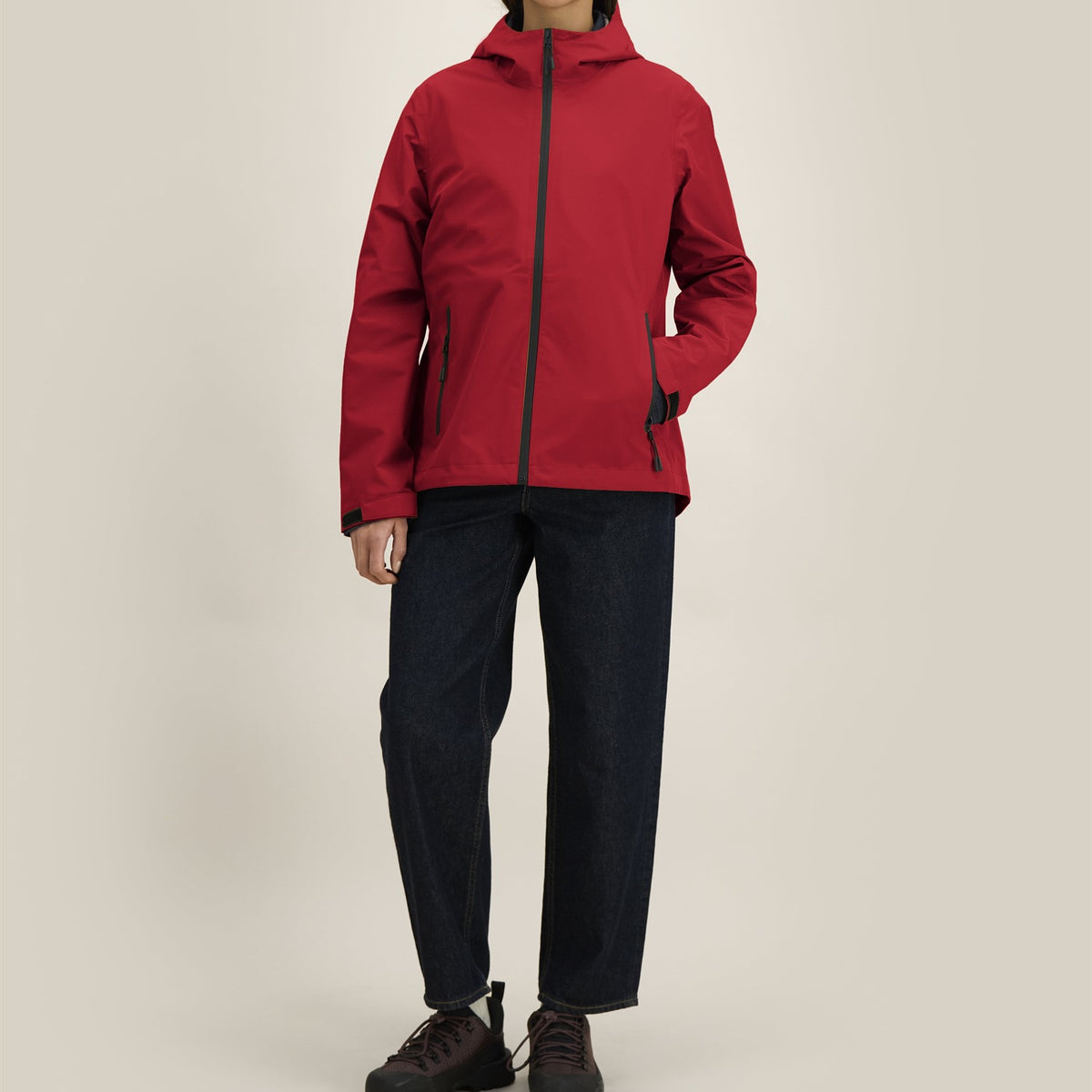 Damen Regenjacke Rot, offen getragen