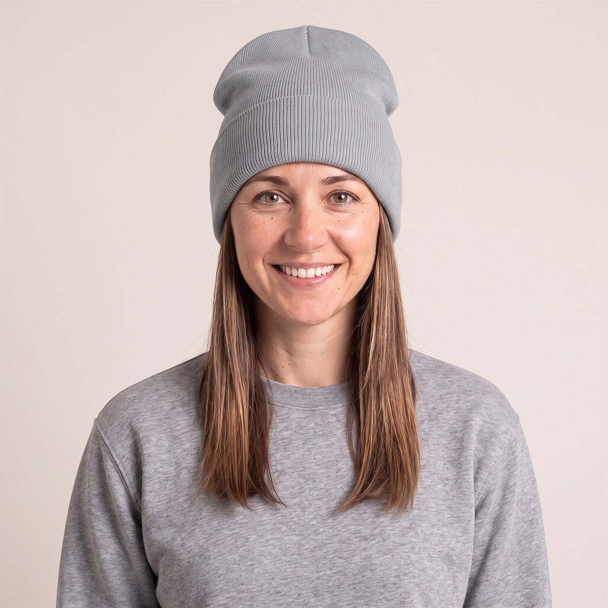 Unisex Beanie mit Umschlag im Feinripp in Misty Grey – Vorderansicht an der Frau (AI-modifiziert)