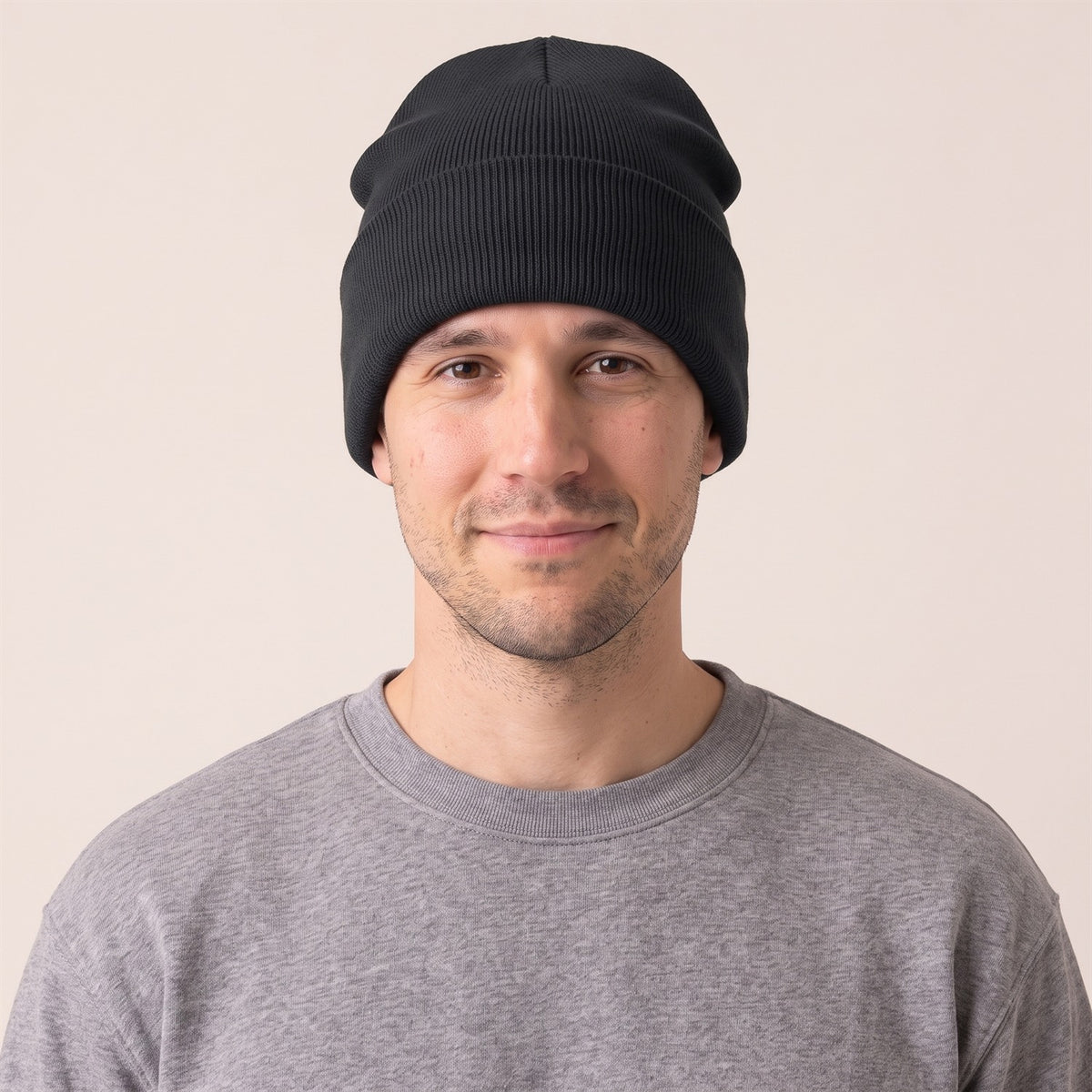 Unisex Beanie mit Umschlag im Feinripp in Schwarz – Vorderansicht am Mann (AI-modifiziert)