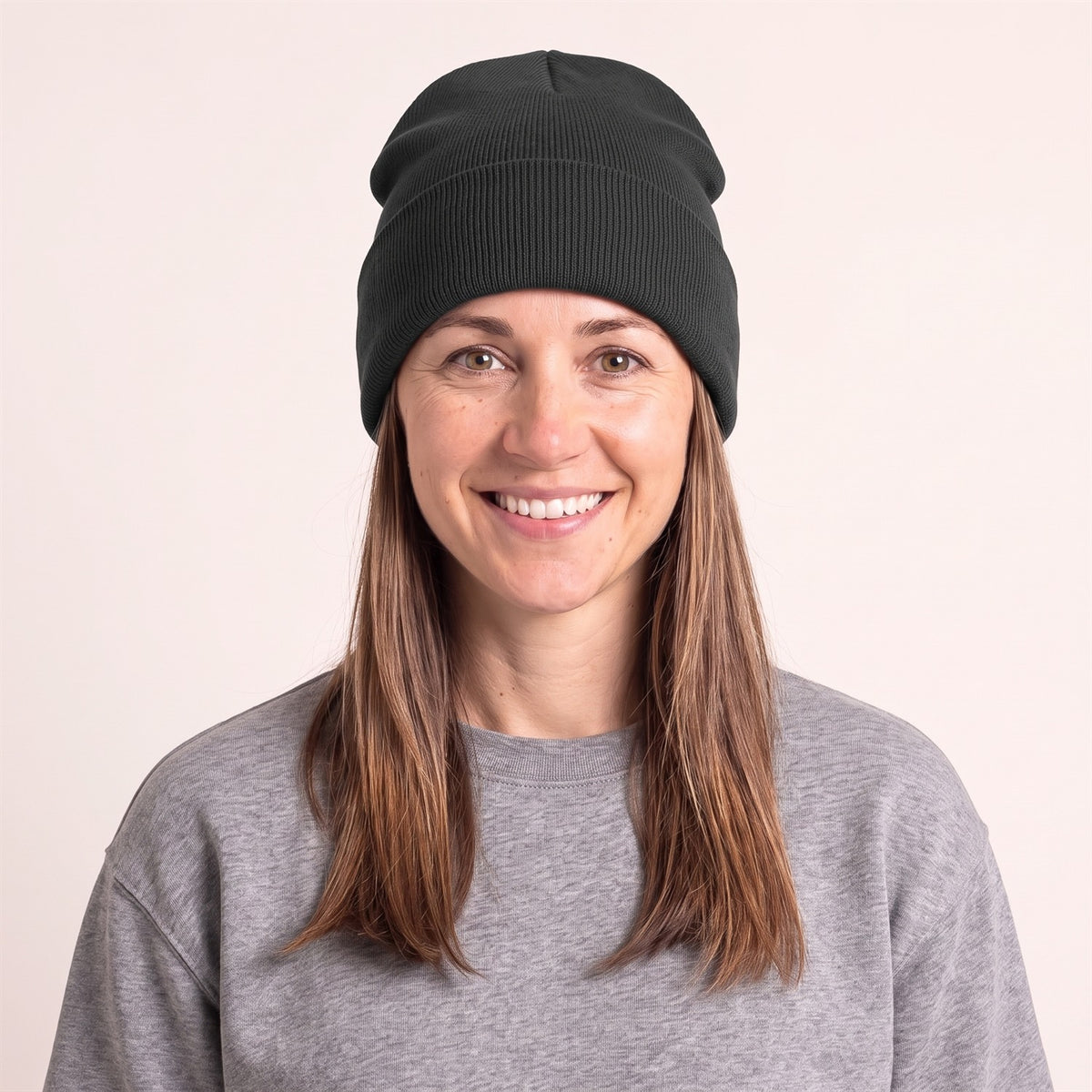 Unisex Beanie mit Umschlag im Feinripp in Schwarz – Vorderansicht an der Frau (AI-modifiziert)